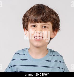 Kleiner Junge von sechs Ziehgesichtern Model veröffentlicht Stockfoto