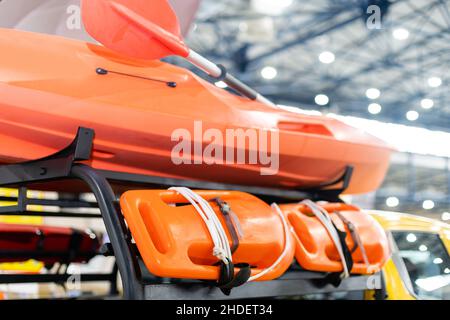 Oranges Rettungsboot auf dem Display, Paddel. Stockfoto