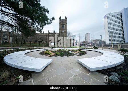 Manchester, Großbritannien, 6th. Januar 2022. Lichtung des Lichts ein Blick auf die Opfer der Manchester-Bombe von 2017 wird nach der Öffnung für die Öffentlichkeit in Manchester, Großbritannien, gesehen. Das als „Halo“ aus weißem Marmor bezeichnete Denkmal trägt die Namen der bei der Grausamkeit von 2017 Getöteten. Kredit: Jon Super/Alamy Live Nachrichten. Stockfoto