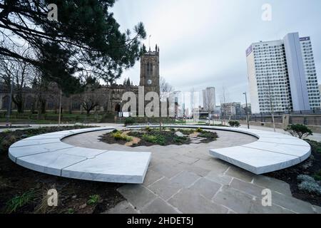 Manchester, Großbritannien, 6th. Januar 2022. Lichtung des Lichts ein Blick auf die Opfer der Manchester-Bombe von 2017 wird nach der Öffnung für die Öffentlichkeit in Manchester, Großbritannien, gesehen. Das als „Halo“ aus weißem Marmor bezeichnete Denkmal trägt die Namen der bei der Grausamkeit von 2017 Getöteten. Kredit: Jon Super/Alamy Live Nachrichten. Stockfoto