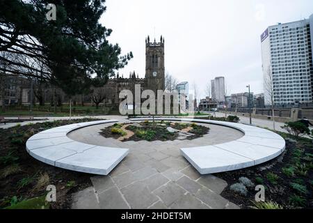 Manchester, Großbritannien, 6th. Januar 2022. Lichtung des Lichts ein Blick auf die Opfer der Manchester-Bombe von 2017 wird nach der Öffnung für die Öffentlichkeit in Manchester, Großbritannien, gesehen. Das als „Halo“ aus weißem Marmor bezeichnete Denkmal trägt die Namen der bei der Grausamkeit von 2017 Getöteten. Kredit: Jon Super/Alamy Live Nachrichten. Stockfoto