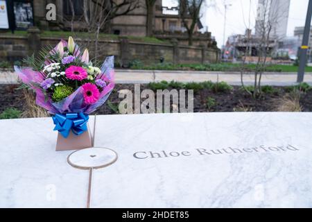 Manchester, Großbritannien, 6th. Januar 2022. Lichtung des Lichts ein Blick auf die Opfer der Manchester-Bombe von 2017 wird nach der Öffnung für die Öffentlichkeit in Manchester, Großbritannien, gesehen. Das als „Halo“ aus weißem Marmor bezeichnete Denkmal trägt die Namen der bei der Grausamkeit von 2017 Getöteten. Kredit: Jon Super/Alamy Live Nachrichten. Stockfoto