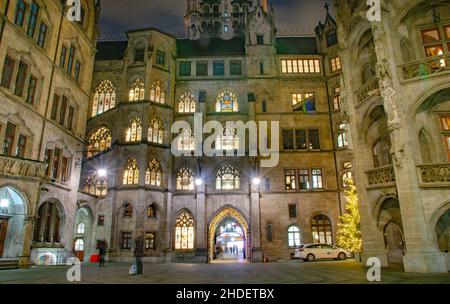 München Januar 2022: Das Neue Rathaus am Marienplatz wurde erst 1905 im damals beliebten neogotischen Baustil fertiggestellt. Stockfoto