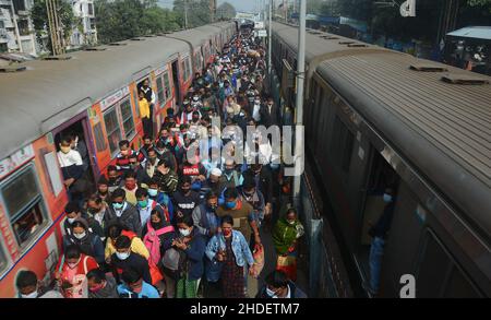 Kalkutta, Indien. 06th Januar 2022. Blick auf den Bahnhof ohne angemessene soziale Distanz zwischen den Passagieren. In Indien ist die Zahl der Covid-19-Fälle von 90.928 (omicron-Variante) bis heute ein einziger Tagesanstieg zu sehen. Die Landesregierung hat während dieser Pandemie-Situation die Wiederaufnahme der Sitzkapazität von 50 Prozent zugelassen. (Foto von Rahul Sadhukhan/Pacific Press) Quelle: Pacific Press Media Production Corp./Alamy Live News Stockfoto
