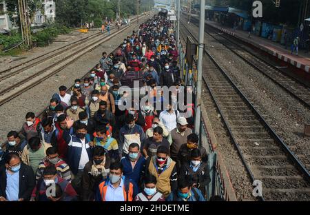 Kalkutta, Indien. 06th Januar 2022. Blick auf den Bahnhof ohne angemessene soziale Distanz zwischen den Passagieren. In Indien ist die Zahl der Covid-19-Fälle von 90.928 (omicron-Variante) bis heute ein einziger Tagesanstieg zu sehen. Die Landesregierung hat während dieser Pandemie-Situation die Wiederaufnahme der Sitzkapazität von 50 Prozent zugelassen. (Foto von Rahul Sadhukhan/Pacific Press) Quelle: Pacific Press Media Production Corp./Alamy Live News Stockfoto