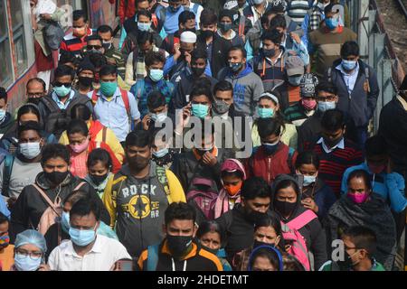 Kalkutta, Indien. 06th Januar 2022. Blick auf den Bahnhof ohne angemessene soziale Distanz zwischen den Passagieren. In Indien ist die Zahl der Covid-19-Fälle von 90.928 (omicron-Variante) bis heute ein einziger Tagesanstieg zu sehen. Die Landesregierung hat während dieser Pandemie-Situation die Wiederaufnahme der Sitzkapazität von 50 Prozent zugelassen. (Foto von Rahul Sadhukhan/Pacific Press) Quelle: Pacific Press Media Production Corp./Alamy Live News Stockfoto