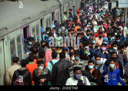 Kalkutta, Indien. 06th Januar 2022. Blick auf den Bahnhof ohne angemessene soziale Distanz zwischen den Passagieren. In Indien ist die Zahl der Covid-19-Fälle von 90.928 (omicron-Variante) bis heute ein einziger Tagesanstieg zu sehen. Die Landesregierung hat während dieser Pandemie-Situation die Wiederaufnahme der Sitzkapazität von 50 Prozent zugelassen. (Foto von Rahul Sadhukhan/Pacific Press) Quelle: Pacific Press Media Production Corp./Alamy Live News Stockfoto