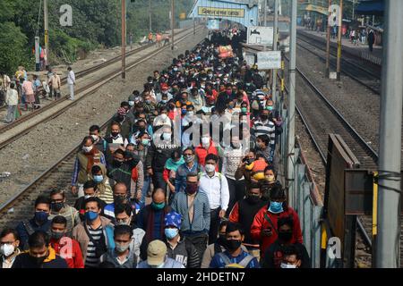 Kalkutta, Indien. 06th Januar 2022. Blick auf den Bahnhof ohne angemessene soziale Distanz zwischen den Passagieren. In Indien ist die Zahl der Covid-19-Fälle von 90.928 (omicron-Variante) bis heute ein einziger Tagesanstieg zu sehen. Die Landesregierung hat während dieser Pandemie-Situation die Wiederaufnahme der Sitzkapazität von 50 Prozent zugelassen. (Foto von Rahul Sadhukhan/Pacific Press) Quelle: Pacific Press Media Production Corp./Alamy Live News Stockfoto