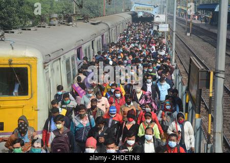 Kalkutta, Indien. 06th Januar 2022. Blick auf den Bahnhof ohne angemessene soziale Distanz zwischen den Passagieren. In Indien ist die Zahl der Covid-19-Fälle von 90.928 (omicron-Variante) bis heute ein einziger Tagesanstieg zu sehen. Die Landesregierung hat während dieser Pandemie-Situation die Wiederaufnahme der Sitzkapazität von 50 Prozent zugelassen. (Foto von Rahul Sadhukhan/Pacific Press) Quelle: Pacific Press Media Production Corp./Alamy Live News Stockfoto