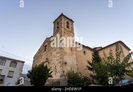 Blick auf eine alte romanische Kirche aus Stein Stockfoto