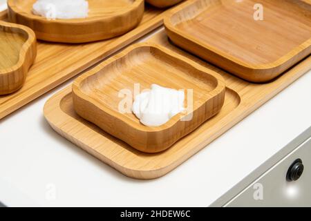 Massage ätherisches Öl auf dem Tisch im Spa-Salon Stockfoto