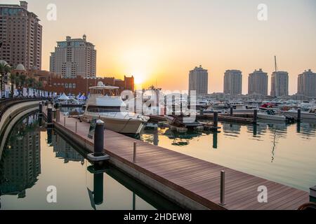 Die Pearl Qatar Marina, teure Yachten in der Bucht von Doha, Katar Stockfoto