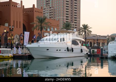 Die Pearl Qatar Marina, teure Yachten in der Bucht von Doha, Katar Stockfoto