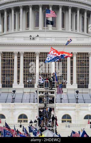 (220106) -- WASHINGTON, 6. Januar 2022 (Xinhua) -- Unterstützer von Donald Trump versammeln sich vor dem US-Kapitolgebäude in Washington, D.C., den Vereinigten Staaten, 6. Januar 2021. (Xinhua/Liu Jie) Stockfoto