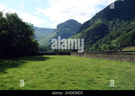 Der Wainwright 'Eagle Crag' mit Blick auf das Feld von der Nähe von Stonethwaite in Borrowdale, Lake District National Park, Cumbria, England, Großbritannien. Stockfoto