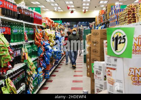 (220106) -- WASHINGTON, 6. Januar 2022 (Xinhua) -- Kunden kaufen in einem Dollar Tree-Geschäft in New York, den Vereinigten Staaten, 26. November 2021. (Xinhua/Wang Ying) Stockfoto