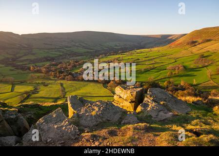 Blick auf das Vale of Edale, Derbyshire vom Pfad unterhalb von Ringing Roger am Rande des Kinder Scout im Peak District. Ein sonniger Novembermorgen. Stockfoto