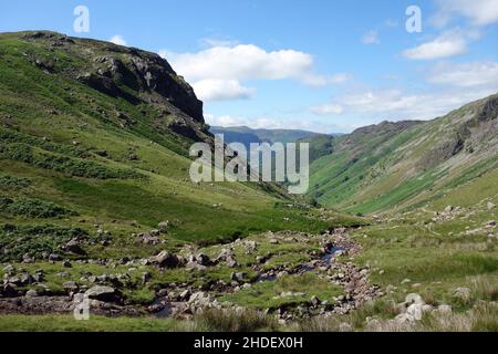 The Wainwright 'Eagle Crag' From the Coast to Coast Path (C2C) near Greenup Gill in Borrowdale, Lake District National Park, Cumbria, England, UK. Stockfoto