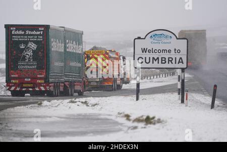 Ein Schneepflug patrouilliert die A66 in der Nähe von Barnard Castle an der Grenze zwischen der Grafschaft Durham und Cumbria. Wetterprognosen prognostizieren später am Morgen über den Norden Englands neue Schneefälle. Bilddatum: Donnerstag, 6. Januar 2022. Stockfoto