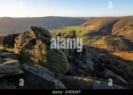 Gritstone liegt am Rand von Kinder Scout, Edale, Derbyshire, Peak District, England, bei Ringing Roger. Stockfoto