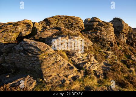 Gritstone liegt am Rand von Kinder Scout, Edale, Derbyshire, Peak District, England, bei Ringing Roger. Stockfoto