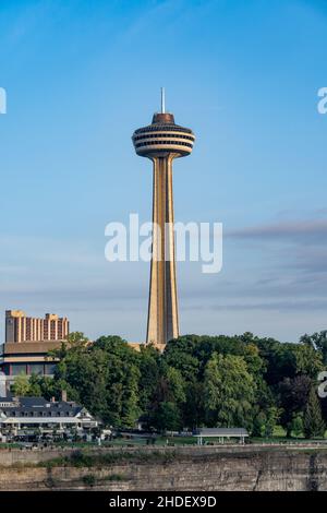 30. August 2021 - Niagara Falls, ON: Blick auf den Skylon Tower von der amerikanischen Seite der Wasserfälle. Stockfoto