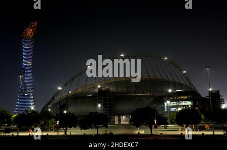 Gesamtansicht vor dem Khalifa-Stadion in Doha, Katar mit dem Fackel Hotel (links). Aufgenommen in der Nacht im Aufbau der FIFA Fußball-Weltmeisterschaft 2022. Foto von MB Media 14/12/2021 Stockfoto