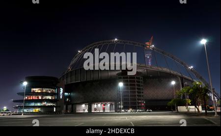 Allgemeiner Blick vor dem Khalifa-Stadion in Doha, Katar mit dem Fackel Hotel hinter dem Stadion. Aufgenommen in der Nacht im Aufbau der FIFA Fußball-Weltmeisterschaft 2022. Foto von MB Media 14/12/2021 Stockfoto