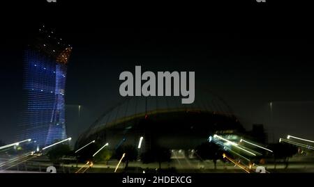 Gesamtansicht vor dem Khalifa-Stadion in Doha, Katar mit dem Fackel Hotel (links). Aufgenommen in der Nacht im Aufbau der FIFA Fußball-Weltmeisterschaft 2022. Foto von MB Media 14/12/2021 Stockfoto