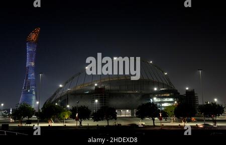 Gesamtansicht vor dem Khalifa-Stadion in Doha, Katar mit dem Fackel Hotel (links). Aufgenommen in der Nacht im Aufbau der FIFA Fußball-Weltmeisterschaft 2022. Foto von MB Media 14/12/2021 Stockfoto