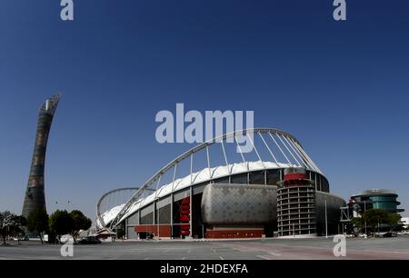 Gesamtansicht vor dem Khalifa-Stadion und dem Fackel Hotel (links) in Doha, Katar. Aufgenommen in den Aufbau bis zur FIFA Fußball-Weltmeisterschaft 2022. Foto von MB Media 07/12/2021 Stockfoto