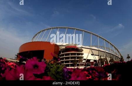 Gesamtansicht außerhalb des Khalifa-Stadions mit Blumen im Vordergrund in Doha, Katar. Aufgenommen in den Aufbau bis zur FIFA Fußball-Weltmeisterschaft 2022. Foto von MB Media 14/12/2021 Stockfoto