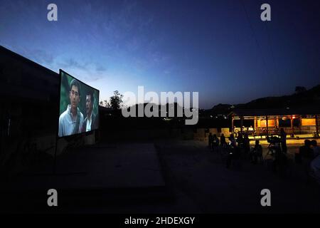 Peking, Chinas Provinz Shanxi. 10th August 2021. Dorfbewohner sehen einen Film unter freiem Himmel im Dorf Gaojiayan, Gemeinde Sanjiao im Bezirk Liulin, nordchinesische Provinz Shanxi, 10. August 2021. In den letzten 40 Jahren hat das Projektionsteam in Sanjiao mehr als 10.000 Filme für Dorfbewohner gezeigt. Kredit: Zhan Yan/Xinhua/Alamy Live Nachrichten Stockfoto