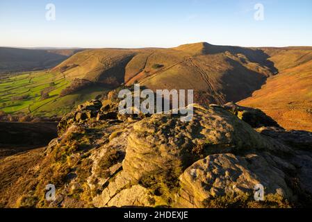 Gritstone liegt am Rand von Kinder Scout, Edale, Derbyshire, Peak District, England, bei Ringing Roger. Grinsbrook Clough im Hintergrund. Stockfoto