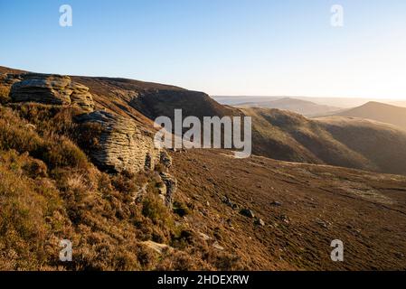 Blick von Ringing Roger am Rande von Kinder Scout, Edale, Derbyshire im Peak District. Stockfoto