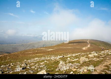 Der Gipfelgrat, der vom alten Mann von Coniston nach Swirl wie Coniston führt der Lake District Cumbria England Stockfoto