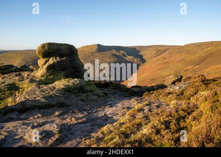 Gritstone liegt am Rand von Kinder Scout, Edale, Derbyshire, Peak District, England, bei Ringing Roger. Stockfoto