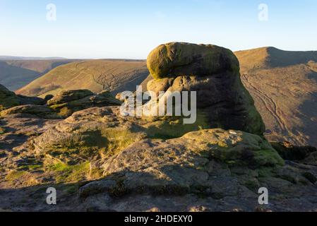 Gritstone liegt am Rand von Kinder Scout, Edale, Derbyshire, Peak District, England, bei Ringing Roger. Stockfoto