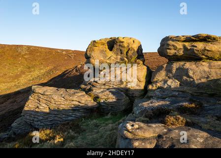 Gritstone liegt am Rand von Kinder Scout, Edale, Derbyshire, Peak District, England, bei Ringing Roger. Stockfoto