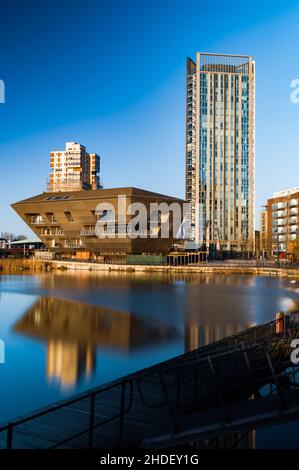 Canada Water Library, South London, spiegelt sich im See von Surrey Quays von CZWG Architekten wider Stockfoto