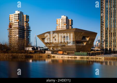 Canada Water Library, South London, spiegelt sich im See von Surrey Quays von CZWG Architekten wider Stockfoto