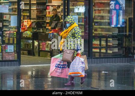 Southport, Merseyside. Wetter in Großbritannien. 6. Januar 2022. Regen, Schnee und Schnee an einem kalten Tag für Geschäfte, Shopper einkaufen im Stadtzentrum als Temperatur sinkt . Kredit; MediaWorldImages/AlamyLiveNews Stockfoto