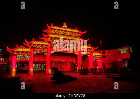 Großes, beleuchtetes Tempeltor aus Seide beim Chinese Light Festival Stockfoto