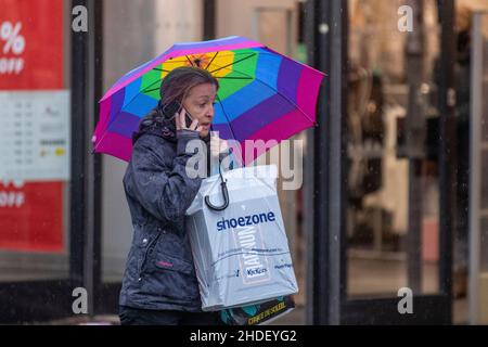 Southport, Merseyside. Wetter in Großbritannien. 6. Januar 2022. Regen, Schnee und Schnee an einem kalten Tag für Einkäufer im Stadtzentrum, wenn die Temperaturen sinken. Kredit; MediaWorld/Bilder/AlamyLiveNews Stockfoto