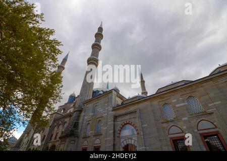 Selimiye Moschee. Blick auf die Edirne Selimiye Moschee mit bewölktem Himmel. Ramadan oder islamisches Hintergrundbild. Stockfoto