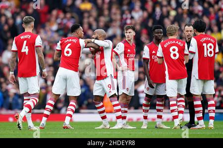 Aktenfoto vom 1-01-2022 von Arsenals Gabriel Magalhaes, der vom Teamkollegen Alexandre Lacazette vor dem Schiedsrichter zurückgehalten wurde, nachdem er eine rote Karte gezeigt hatte. Arsenal wurde mit einer Geldstrafe von £20.000 bestraft, weil es versäumt hatte, sicherzustellen, dass sich ihre Spieler während der Premier League-Niederlage gegen Manchester City am Neujahrstag ordentlich abgeschlagen haben. Der Club im Norden Londons wurde vom Football Association angeklagt, nachdem die Spieler Schiedsrichter Stuart Atwell umzingelten, nachdem der Verteidiger Gabriel Magalhaes in der zweiten Hälfte innerhalb von zwei Minuten für zwei Buchungen entlassen wurde. Ausgabedatum: Donnerstag, 6. Januar 2022. Stockfoto