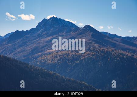 Blick auf Jakobshorn, Davos Schweiz von der Schatzalp an einem sonnigen, schönen Herbsttag, Naturtanken Stockfoto