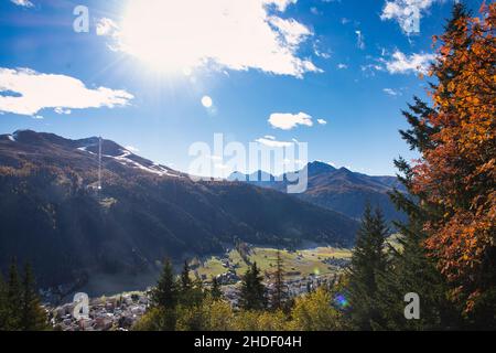 Blick auf Jakobshorn, Davos Schweiz von der Schatzalp an einem sonnigen, schönen Herbsttag, Naturtanken Stockfoto