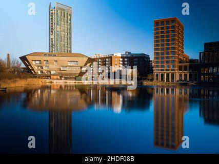 Canada Water Library, South London, spiegelt sich im See von Surrey Quays von CZWG Architekten wider Stockfoto