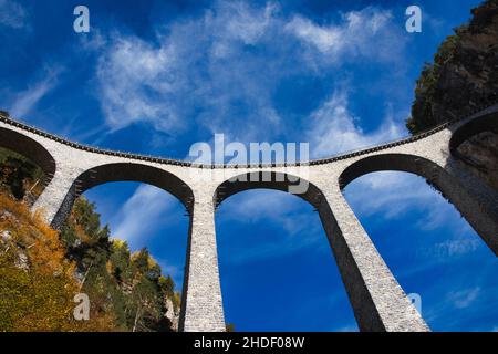 Zugüberquerung Landwasser Viadukt Landwasserviadukt, Graubünden, Schweiz, Blick von der Bahn bis zur Brücke Stockfoto